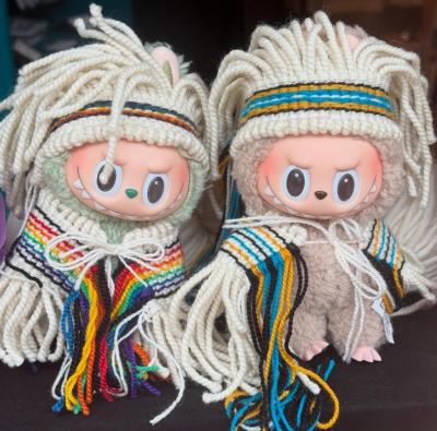 Des Labubu portant des tenues cérémonielles fabriquées par Lily Hope, artiste Tlingit. (Photo tirée du fil Instagram de Lily Hope Weaver.)