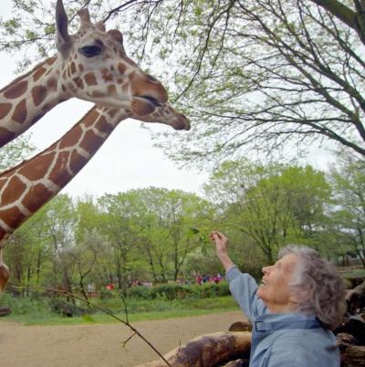 Anne Innis Dagg, scientifique canadienne célèbre pour ses travaux sur les girafes. (Photo tirée de la page Instagram de la Anne Innis Dagg Foundation.)