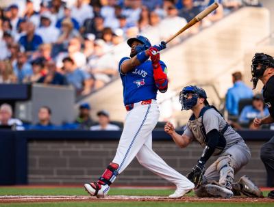Vladimir Guerrero Jr. frappe un coup de circuit lors du premier match contre les Yankees de New York. (Photo tirée de la page Facebook des Blue Jays de Toronto.) Vladimir Guerrero Jr. frappe un coup de circuit lors du premier match contre les Yankees de New York. (Photo tirée de la page Facebook des Blue Jays de Toronto.)