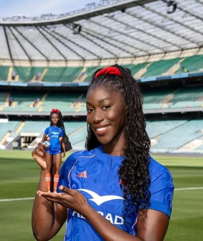 Nassira Konde, joueuse de rugby, montre sa Barbie, qui fait partie de l’équipe Barbie de Mattel. (Photo tirée d’Instagram.)