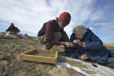 Natalia Rybczynski (à gauche) et Mary Dawson cherchent des fossiles au cratère de Haughton. (Photo utilisée avec l’autorisation du Musée canadien de la nature.)