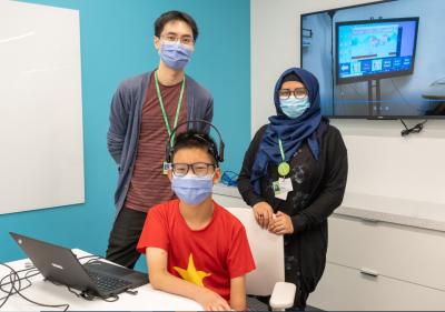 Des chercheurs du Holland Bloorview Kids Rehabilitation Hospital travaillent avec un patient à l’aide de la technologie d’interface neuronale directe. (Photo tirée de la page Facebook du Holland Bloorview Kids Rehabilitation Hospital.)