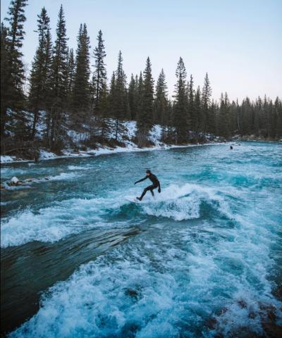 Surf d’hiver en Alberta. (Photo tirée de la plage Facebook de Travel Alberta.)
