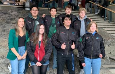 Des élèves de l’école secondaire St. Patrick à Yellowknife ont reçu leurs blousons d’aviateurs à la fin de leur première année d’école de pilotage. (Photo publiée sur Facebook.)