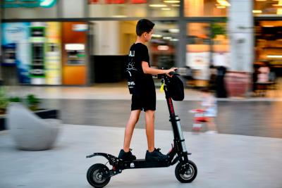 [Légende :] Les accidents qui impliquent des trottinettes électriques sont en hausse. (Photo de shraga kopstein via Unsplash.)