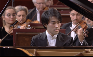 Bruce (Xiaoyu) Liu joue au Concours international de piano Chopin.