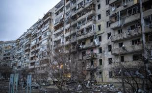 Vue d’un bâtiment endommagé suite à une attaque à la roquette dans la ville de Kyïv, en Ukraine, vendredi 25 février 2022. (Photo AP/Emilio Morenatti)