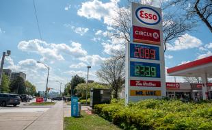 [Prix de l’essence dans une station ESSO près de Finch et Don Mills à Toronto, en Ontario, le 15 mai 2022.  (LA PRESSE CANADIENNE - IMAGES/Dominic Chan)