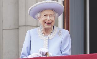La reine Élisabeth II sourit depuis le balcon du palais de Buckingham, le 2 juin 2022, lors de la première des quatre journées de célébrations du jubilé de platine pour célébrer les 70 ans de service du monarque. (Jonathan Brady/Pool Photo via AP)