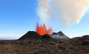 Le Mauna Loa en éruption le 3 décembre 2022. (Photo via l’U.S. Geological Survey.) 