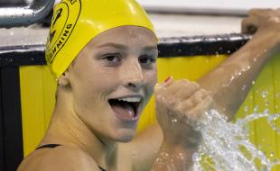 [légende :] Summer McIntosh célèbre son record du monde au 400 mètres quatre nages  individuel féminin lors des essais canadiens de natation à Toronto le 1er avril 2023. (LA PRESSE CANADIENNE/Frank Gunn) 