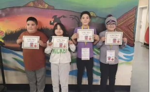 De gauche à droite, Angel MacLeod, Serena Shecapio, Lucas Trapper et Lennox Swallow, élèves de 5e année de l’école primaire Voyageur Memorial de Mistissini, tiennent leur certificat de première place de l’expo-sciences régionale. (École primaire Voyageur Memorial / Facebook)