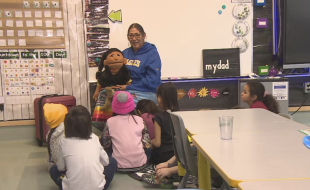 [légende :] Theresa O’Watch donne un cours de langue nakoda avec l’aide de Kushi, une marionnette offerte par un ami. (Richard Agecoutay/CBC)