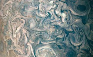 Un système de nuages dans l’hémisphère nord de Jupiter. (Crédit : NASA/JPL-Caltech/SwRI/MSSS/Gerald Eichstädt/Seán Doran)
