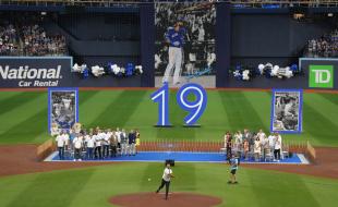 L’ancien joueur des Blue Jays de Toronto José Bautista lance la première balle de cérémonie après que son nom a été dévoilé sur l’anneau d’honneur (Level of Excellence) des Blue Jays, avant leur match de baseball interligue des MLB contre les Cubs de Chicago, à Toronto, le 12 août 2023. (LA PRESSE CANADIENNE/Chris Young)