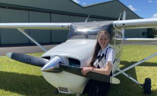 Chloe Familton, pilote, à côté de l’avion avec lequel elle a fait le tour de l’Australie. (Photo via Facebook.)