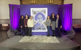 Un nouveau timbre-poste en l’honneur de Mary Ann Shadd Cary est dévoilé, tandis que ses proches célèbrent l’événement. (Photo via la page Facebook du Musée Buxton.)