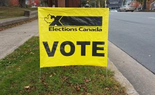 Les Canadiens partout au pays voteront lors de l’élection fédérale le 28 avril.  (Photo : Coastal Elite à Halifax, Canada, CC BY-SA 2.0 https://creativecommons.org/licenses/by-sa/2.0, via Wikimedia Commons.)