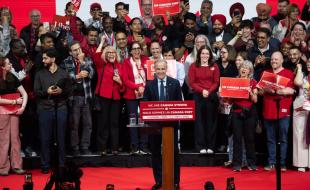 Mark Carney s’adresse à des supporters après avoir remporté l’élection fédérale. (Photo via le compte X de Mark Carney.)