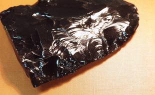 Un fragment d’obsidienne, probablement une partie d’un couteau. (Photo : John Atherton, CC BY-SA 2.0 <https://creativecommons.org/licenses/by-sa/2.0>, via Wikimedia Commons.)