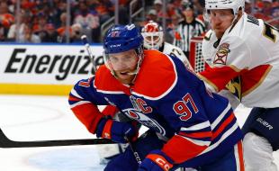 Connor McDavid se bat pour la rondelle lors du deuxième match des séries éliminatoires de la Coupe Stanley. (Photo via Facebook.)