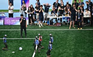 Des robots s’affrontent au soccer aux Jeux mondiaux de robots humanoïdes. (Photo via Facebook.)