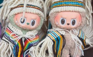 Des Labubu portant des tenues cérémonielles fabriquées par Lily Hope, artiste Tlingit. (Photo tirée du fil Instagram de Lily Hope Weaver.)