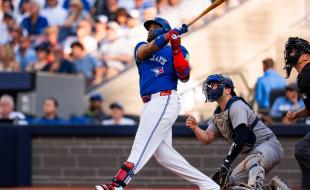 Vladimir Guerrero Jr. frappe un coup de circuit lors du premier match contre les Yankees de New York. (Photo tirée de la page Facebook des Blue Jays de Toronto.)