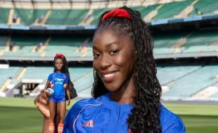 Nassira Konde, joueuse de rugby, montre sa Barbie, qui fait partie de l’équipe Barbie de Mattel. (Photo tirée d’Instagram.)