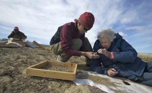 Natalia Rybczynski (à gauche) et Mary Dawson cherchent des fossiles au cratère de Haughton. (Photo utilisée avec l’autorisation du Musée canadien de la nature.)