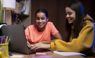 :] De plus en plus d’élèves utilisent l’IA pour faire leurs devoirs. (Photo via Freepik.)