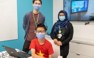 Des chercheurs du Holland Bloorview Kids Rehabilitation Hospital travaillent avec un patient à l’aide de la technologie d’interface neuronale directe. (Photo tirée de la page Facebook du Holland Bloorview Kids Rehabilitation Hospital.)