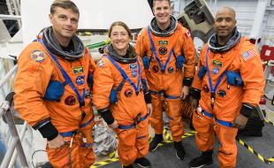 L’équipage d’Artemis II, de gauche à droite : Reid Wiseman, Christina Koch, Jeremy Hansen et Victor Glover. (Photo : NASA/David DeHoyos.)