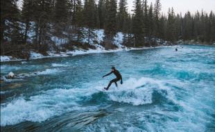 Surf d’hiver en Alberta. (Photo tirée de la plage Facebook de Travel Alberta.)