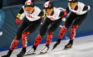 Les patineuses de vitesse canadiennes concourent pour l’or dans l’épreuve de poursuite par équipe aux Jeux olympiques d’hiver. (Photo tirée de la page Facebook de CBC Olympics.)