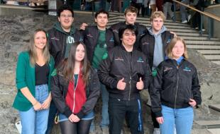 Des élèves de l’école secondaire St. Patrick à Yellowknife ont reçu leurs blousons d’aviateurs à la fin de leur première année d’école de pilotage. (Photo publiée sur Facebook.)