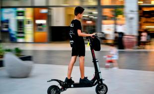 [Légende :] Les accidents qui impliquent des trottinettes électriques sont en hausse. (Photo de shraga kopstein via Unsplash.)